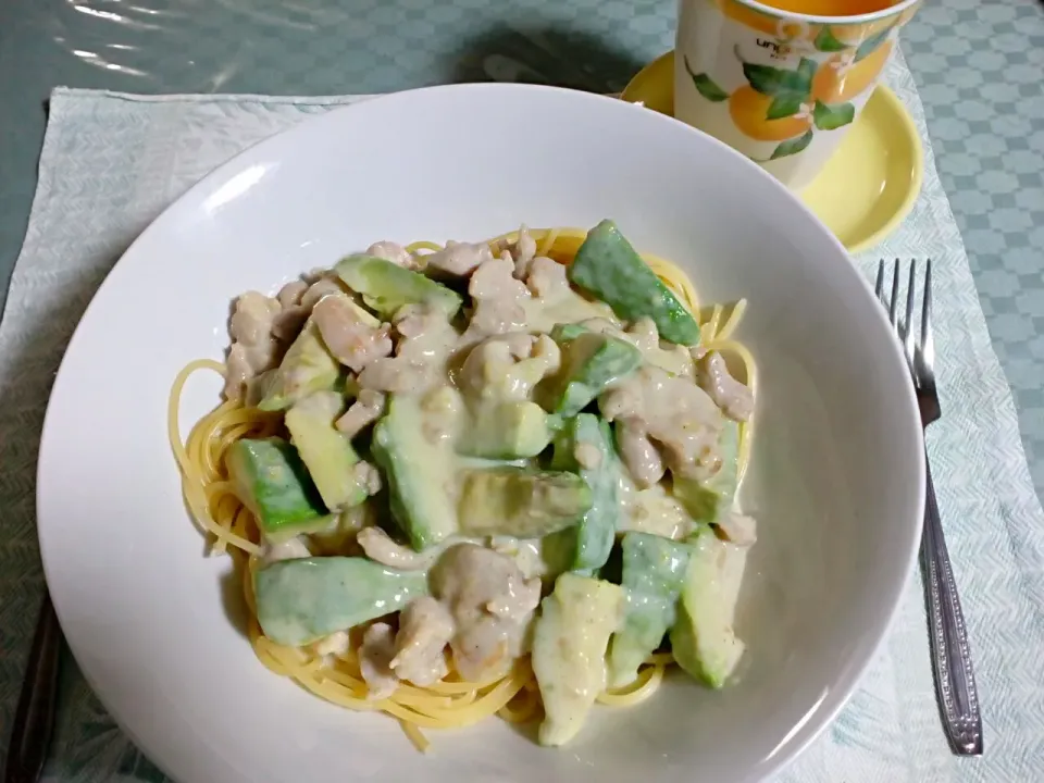 チキンとアボカドのクリームソーススパゲティー♪|ちさこさん