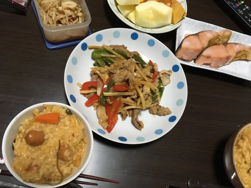 Snapdishの料理写真:#キムチチーズリゾット#青椒肉絲#シャケの塩焼き#もやしナムル|はっしーさん