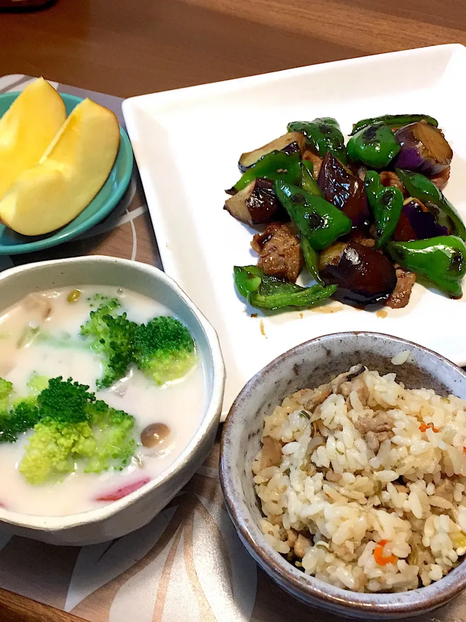 Snapdishの料理写真:晩御飯
ナスと豚肉とピーマンのオイスターソース炒め、五目炊き込みご飯、クラムチャウダースープ、りんご|かよちゃんさん