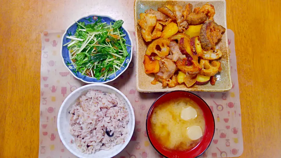 １０月２日　さつまいも、れんこん、豚肉の炒め物　水菜のサラダ　お麩のお味噌汁|いもこ。さん