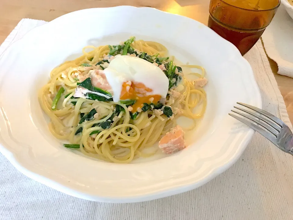 鮭とほうれん草のパスタ温玉のせ|おすずさん