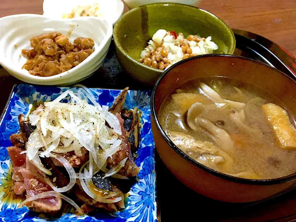 単身赴任の晩ごはん🌌🌙
鰹のタタキの端っこだけ🐟安かった。
きのこ汁🍄
キャベ納豆
えっちゃんの牛スジ煮込み
もやしの煮びたし
白飯|ぽんたさん