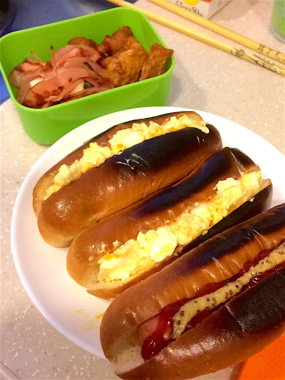 旦那弁当🍱
パン(ウィンナー、卵)
唐揚げ(冷食)
キノコのハム巻き|すがかえさん