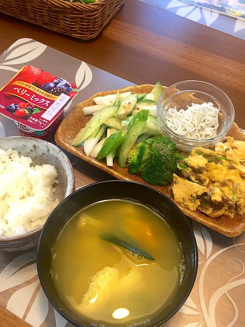 Snapdishの料理写真:朝ごはん
ネギと挽肉入卵焼き、大根ときゅうりとブロッコリーのサラダ、しらす、かぼちゃとあげの味噌汁、白米、ベリーミックスヨーグルト|かよちゃんさん