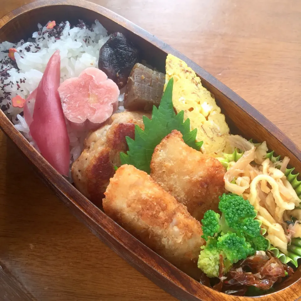 里芋にお焼きとマグロのひと口カツ入り弁当|はるさん