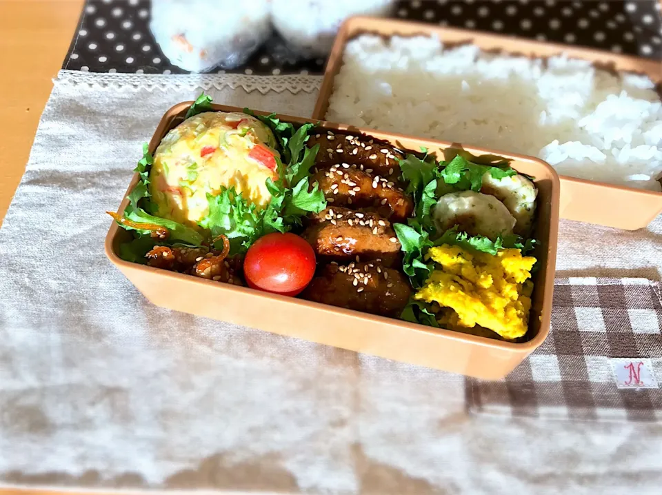 照り焼きハンバーグ🍔🐖🐄
まん丸卵焼き🍳ネギ＋カニかま✨
里芋おやき＋青海苔 😋
かぼちゃサラダ🎃
くるみ小魚の佃煮😊
🍅🍚🍙|あやこさん