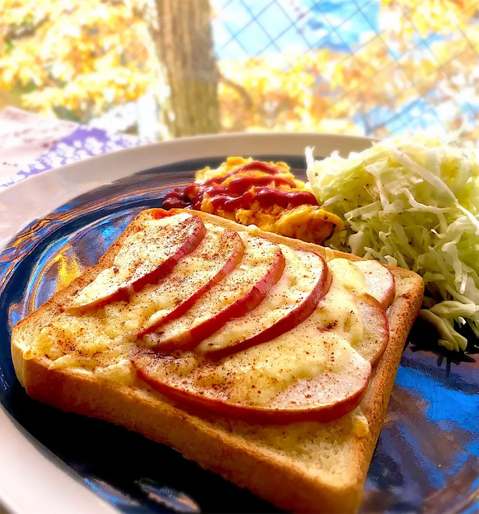 Snapdishの料理写真:朝ごはん  りんごチーズトースト🍎|砂雪さん