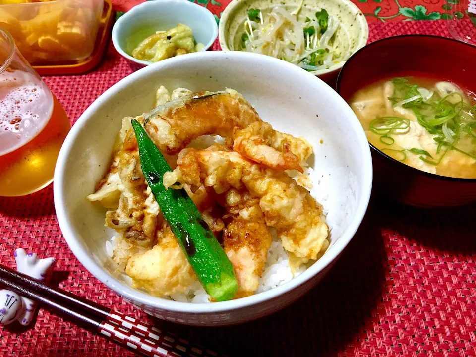 🏡天丼ですよ〜💁🏻))もやしと貝割れ大根の甘酢和えと焼きナス お味噌汁を添えて。|keikoさん