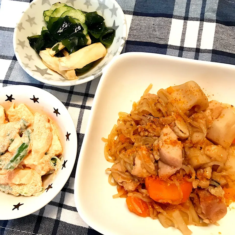 鶏肉と根菜の炒め煮♡じゃがいもといんげんの明太マヨ和え♡きゅうりとエリンギの酢の物♡|まゆかさん