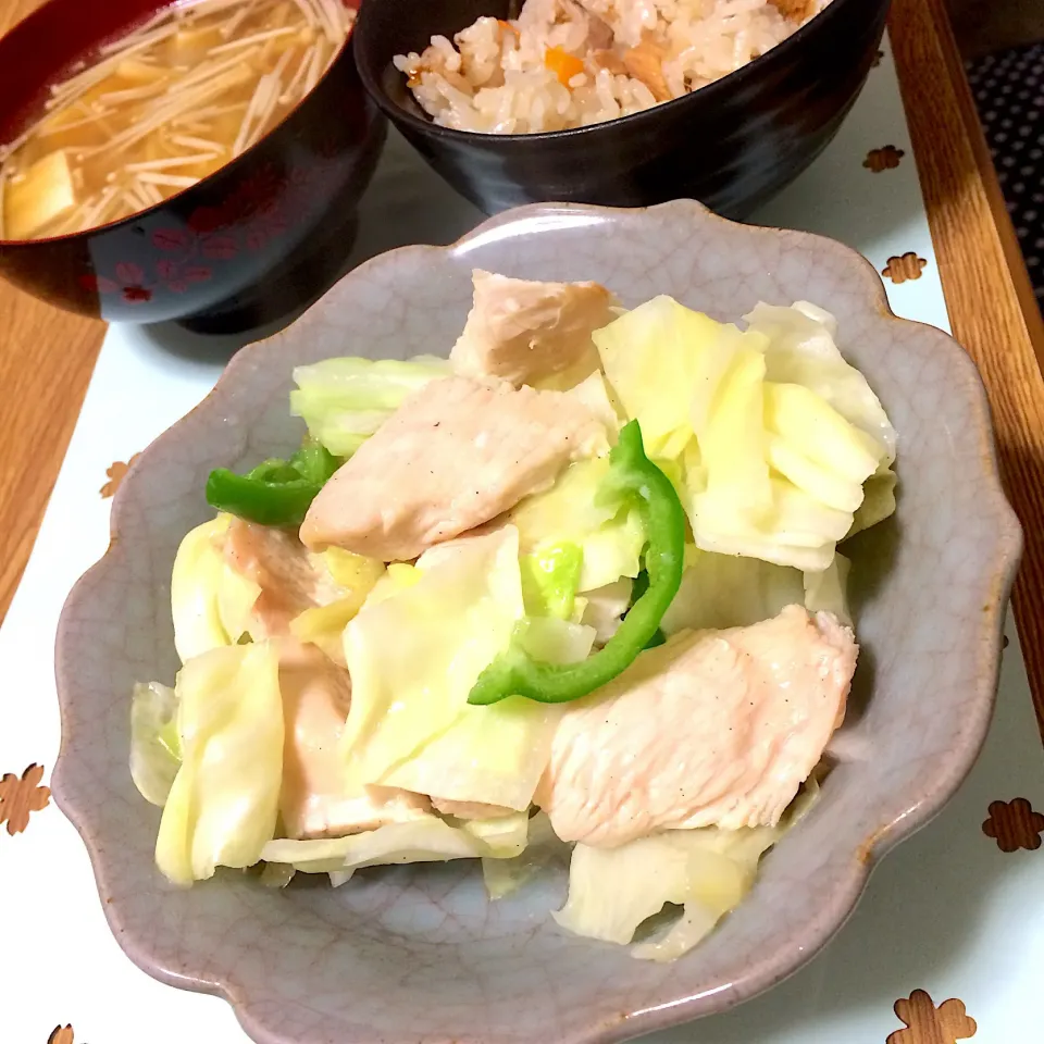 Snapdishの料理写真:2017/11/06 鶏塩キャベツ炒め、カンパチ炊き込みご飯|kykyさん