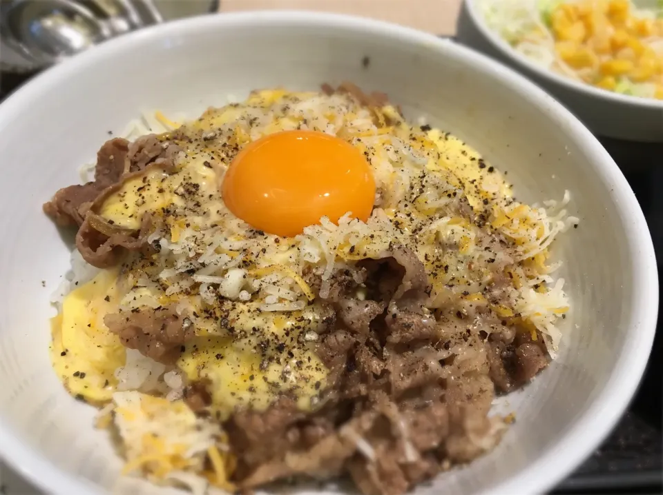 Snapdishの料理写真:チーズカルボ牛丼 マイ黒胡椒トッピング＋サラダ|chan mitsuさん