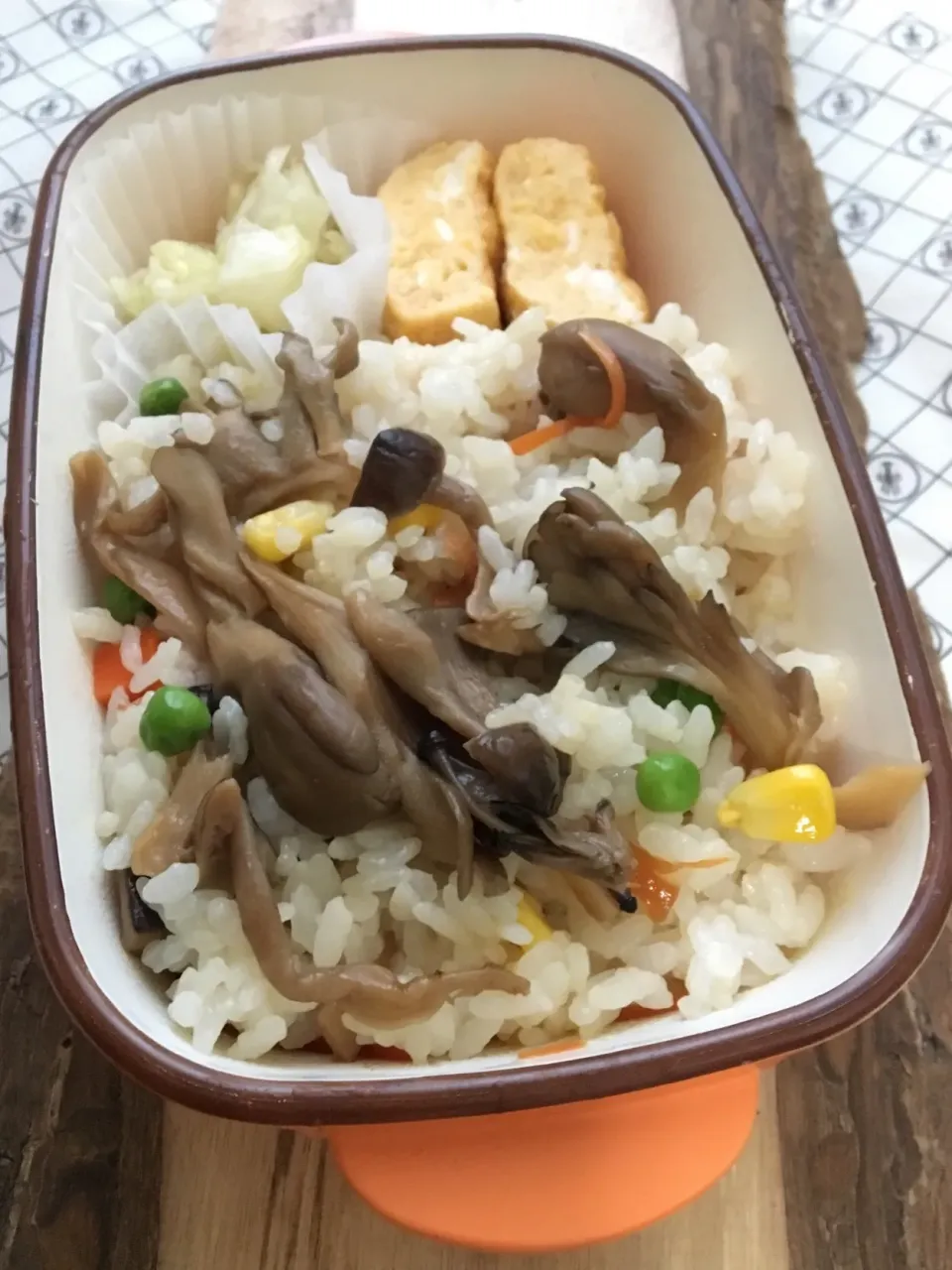 単身赴任の昼ごはん☀️🍴
きのこちらし寿司弁当🍱
玉子焼き、キャベツの浅漬け|ぽんたさん