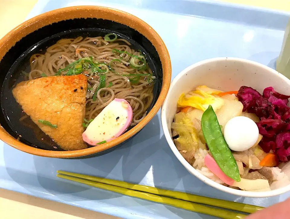 けふの昼餉は、某有名家電メーカーの社員食堂でたぬき蕎麦（大阪呼称）とミニ中華丼。蕎麦…既に茹でて丼に入れた状態のものにダシを張るだけなので、お団子になってますのよ😭|にゃあ（芸名）さん