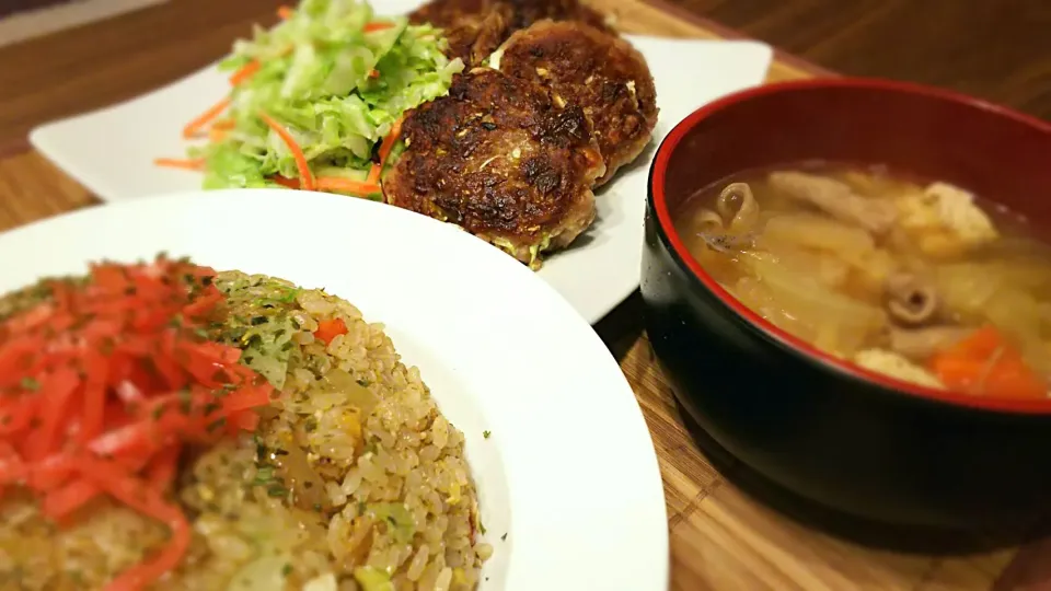 ごはんですよ！とﾏｰｶﾞﾘﾝで
ﾚﾀｽ炒飯、
はんぺんﾊﾞｰｸﾞとｺｰﾙｽﾛｰｻﾗﾀﾞ、
もつ煮～
の晩ごはん✨|kaz(*･ω･)さん