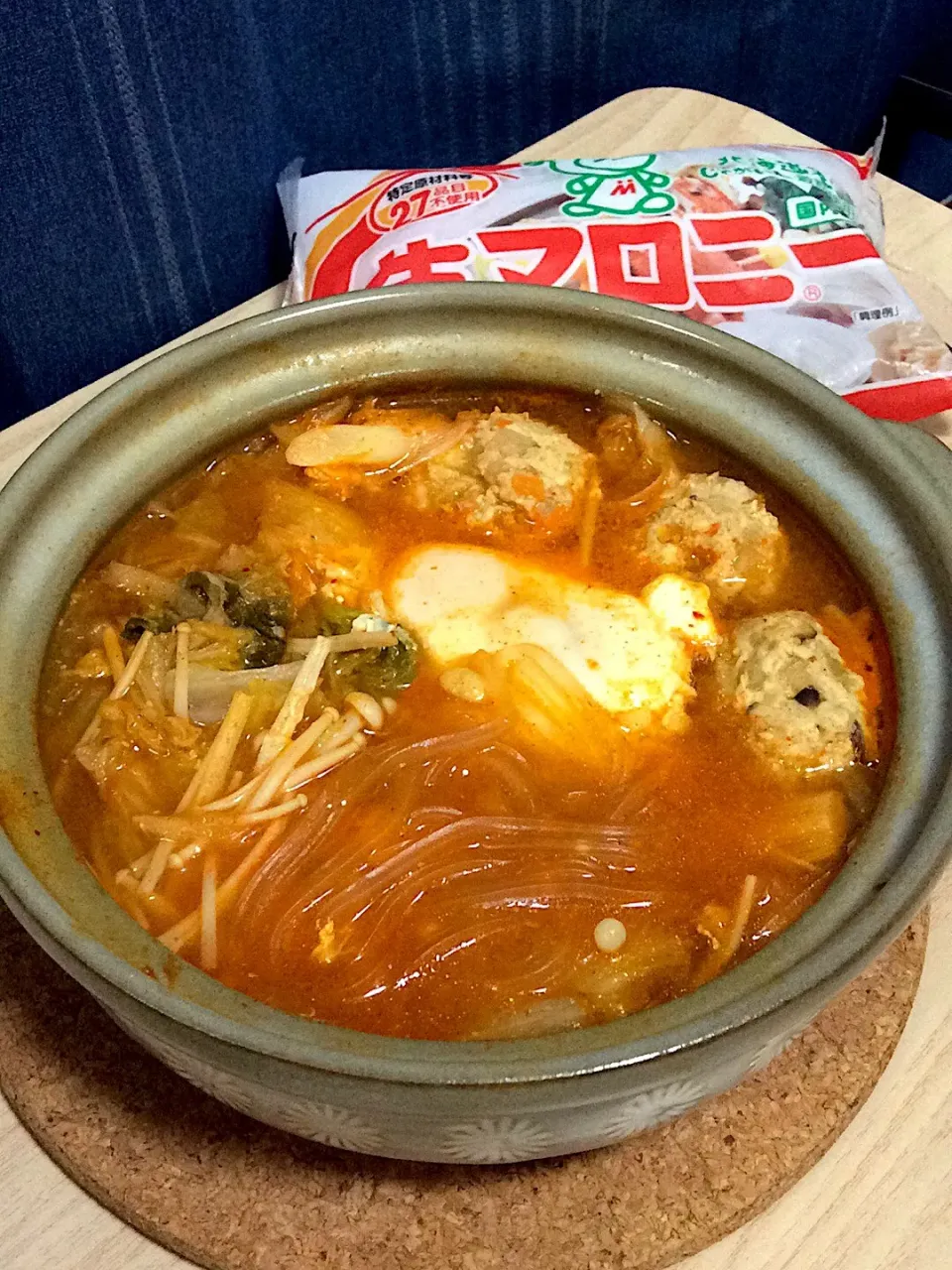 【生マロニー】と鶏つくねのキムチ鍋🥘|ひよこさん