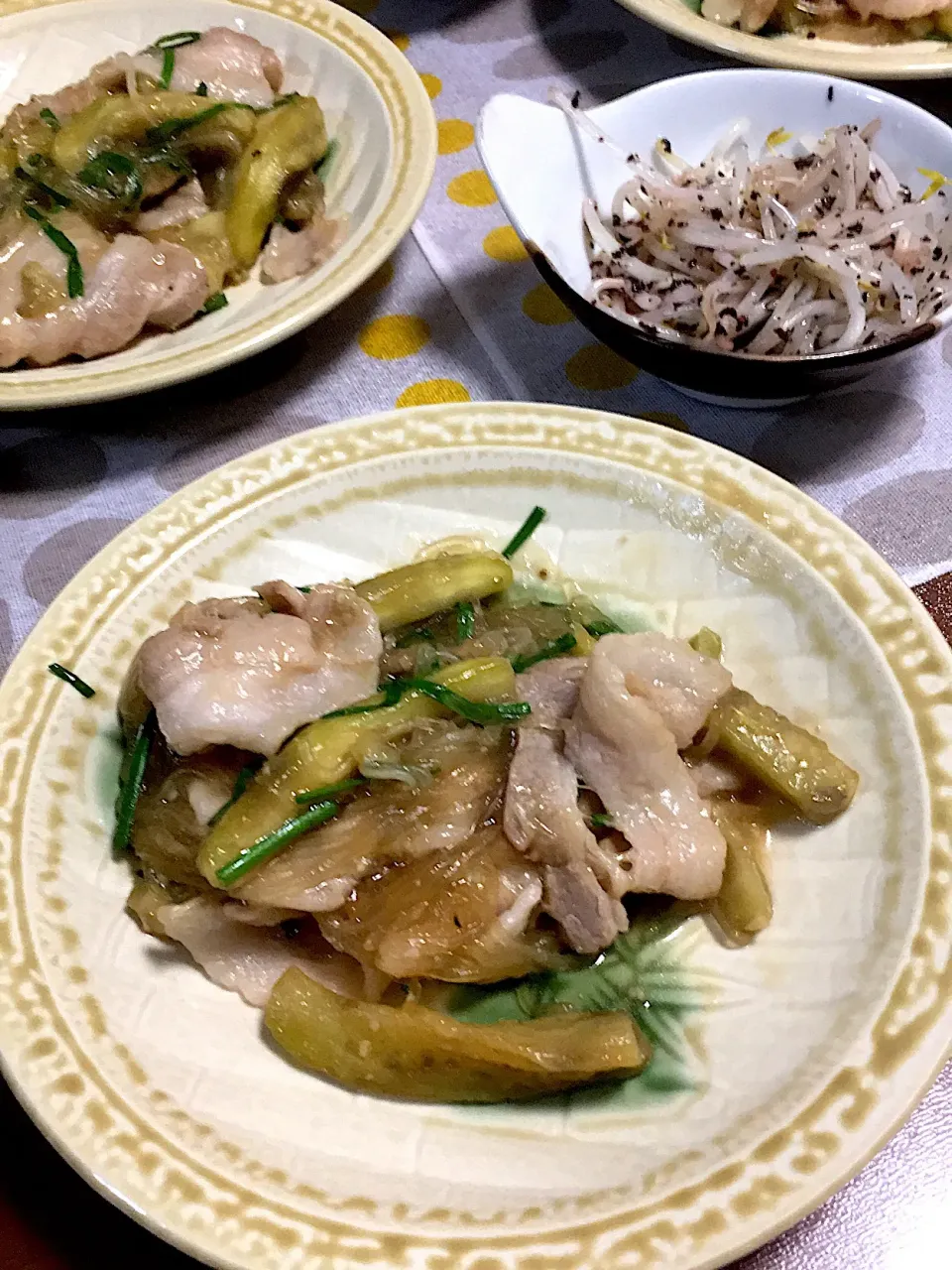 ぶた肉とナス春雨の中華炒めとモヤシの赤ジソマリネ|けもさん