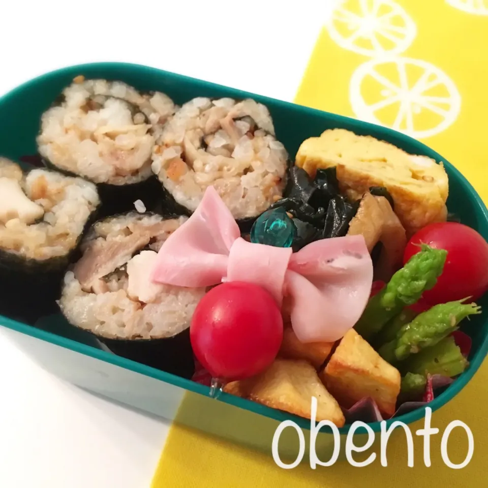 おリボン🎀海苔巻き弁当。|cocoさん