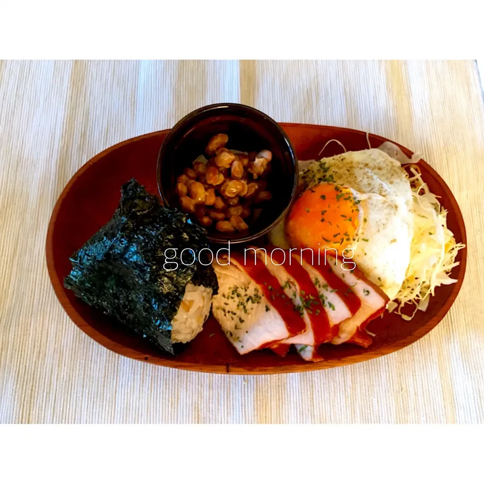 Snapdishの料理写真:朝ごはん  #break fast  #朝ごはん   #ワンプレート#スモークチキン#黒ごま炊き込みおにぎり|amibuutaさん