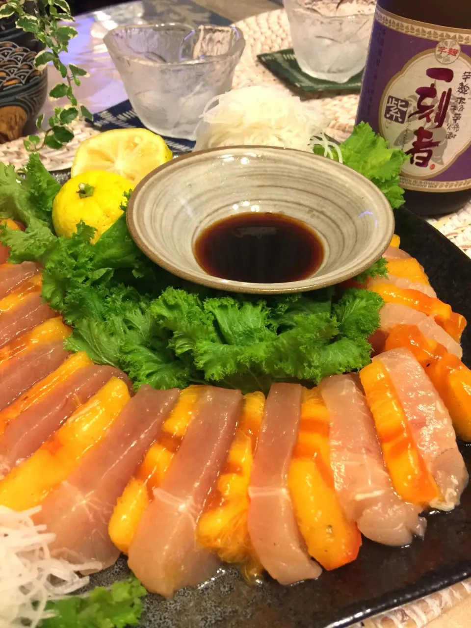 ぱぴこ家さんの料理 
『びんちょうまぐろと柿スライスの口溶けお造り🍁 』  ヤマサ鮮度の一滴 超特選醤油と共に✨ これがまた合うんだなぁ ✨😆👍✨|paaruさん