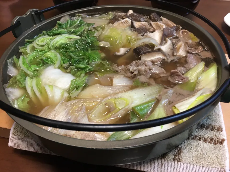 天然だしで味付けした、馬肉鍋！さっぱりとした馬肉の旨味と野菜、そこに出汁の旨味が絡まってとっても美味しいお鍋になりました。
#旬の食卓便
#天然だしパック 玄人はだし
 #馬肉鍋|栗田 岬知さん