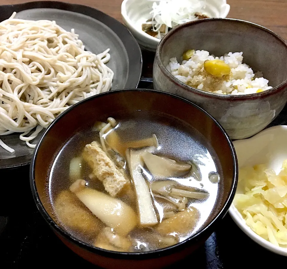 単身赴任の晩ごはん🎑🌙
きのこつけ汁蕎麦🍄
栗ごはん🌰
鰹のタタキの端っこ🐟
キャベツの浅漬け|ぽんたさん