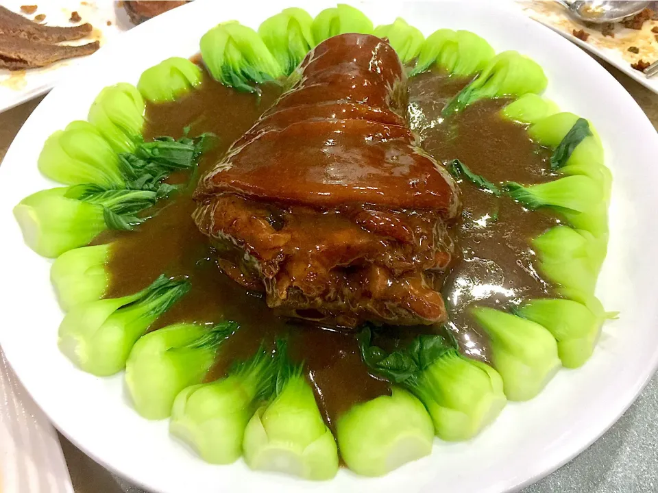 Snapdishの料理写真:Braised Pork Knuckle 紅燒元蹄|uno hooさん