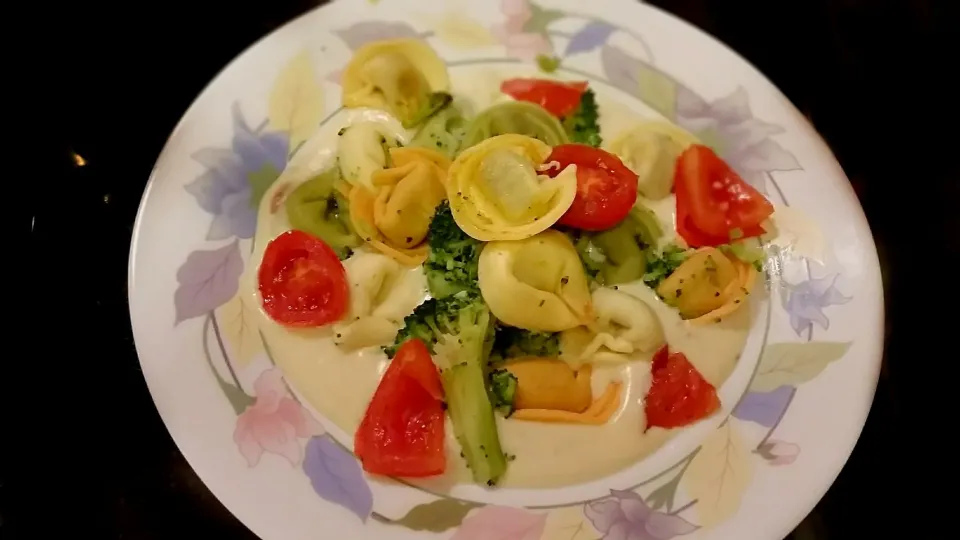 Ravioli in Gorgonzola Cream sauce 
served with steamed broccoli
sweet grilled Cherry Tomatoes|Najeskaさん