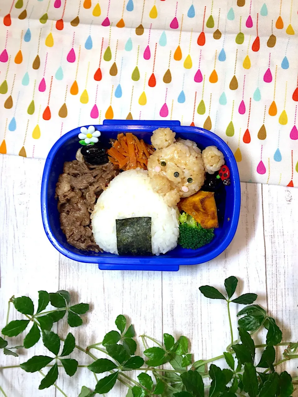 Snapdishの料理写真:大きなおにぎりを食べるくまちゃんのお弁当☆|makoryuneさん