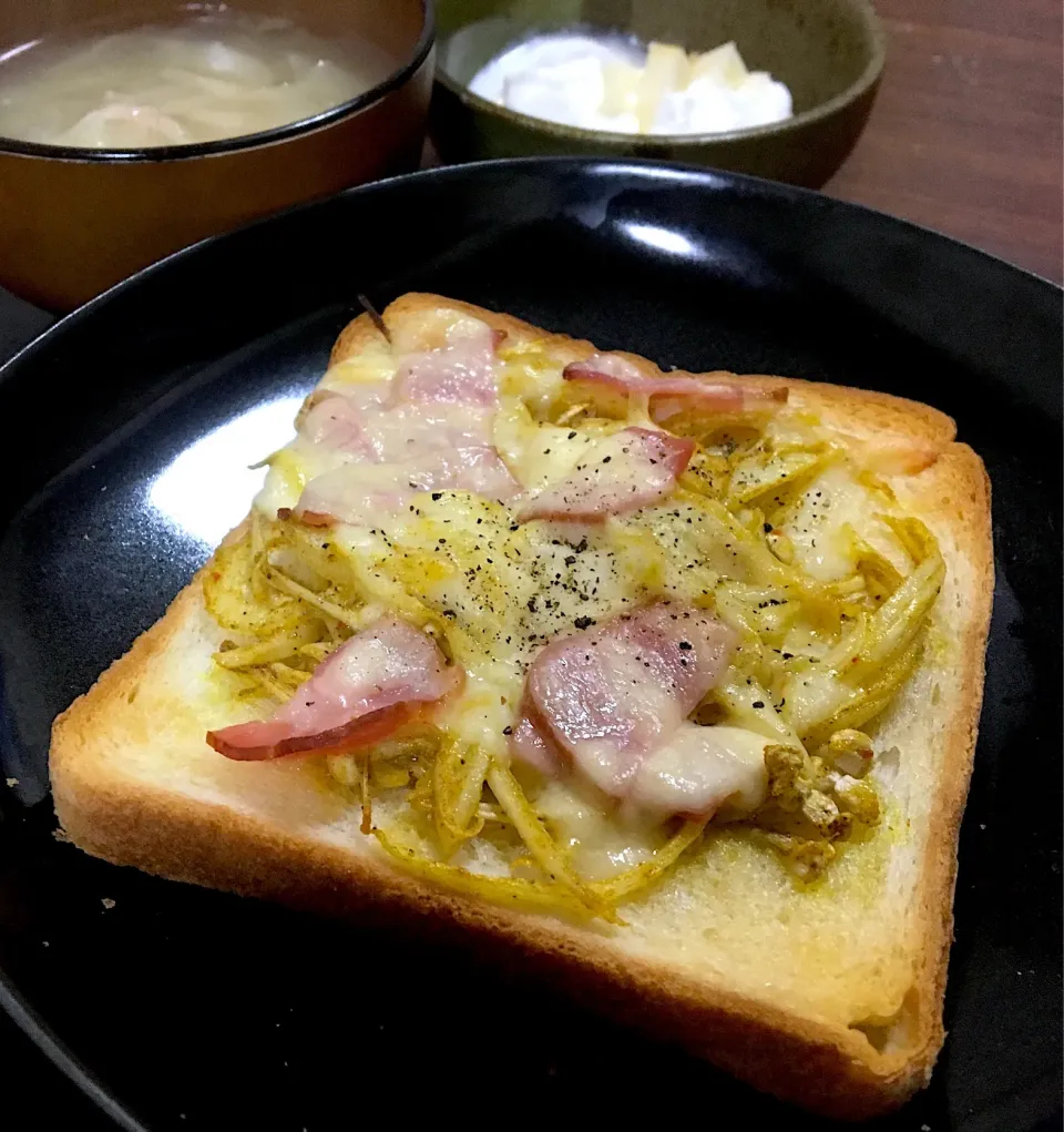 単身赴任の朝ごはん☀️🌅
玉ねぎとエノキ、ベーコンのピザトースト🍕🍞
カレーマヨ味
キャベツスープ
ヨーグルト りんご|ぽんたさん