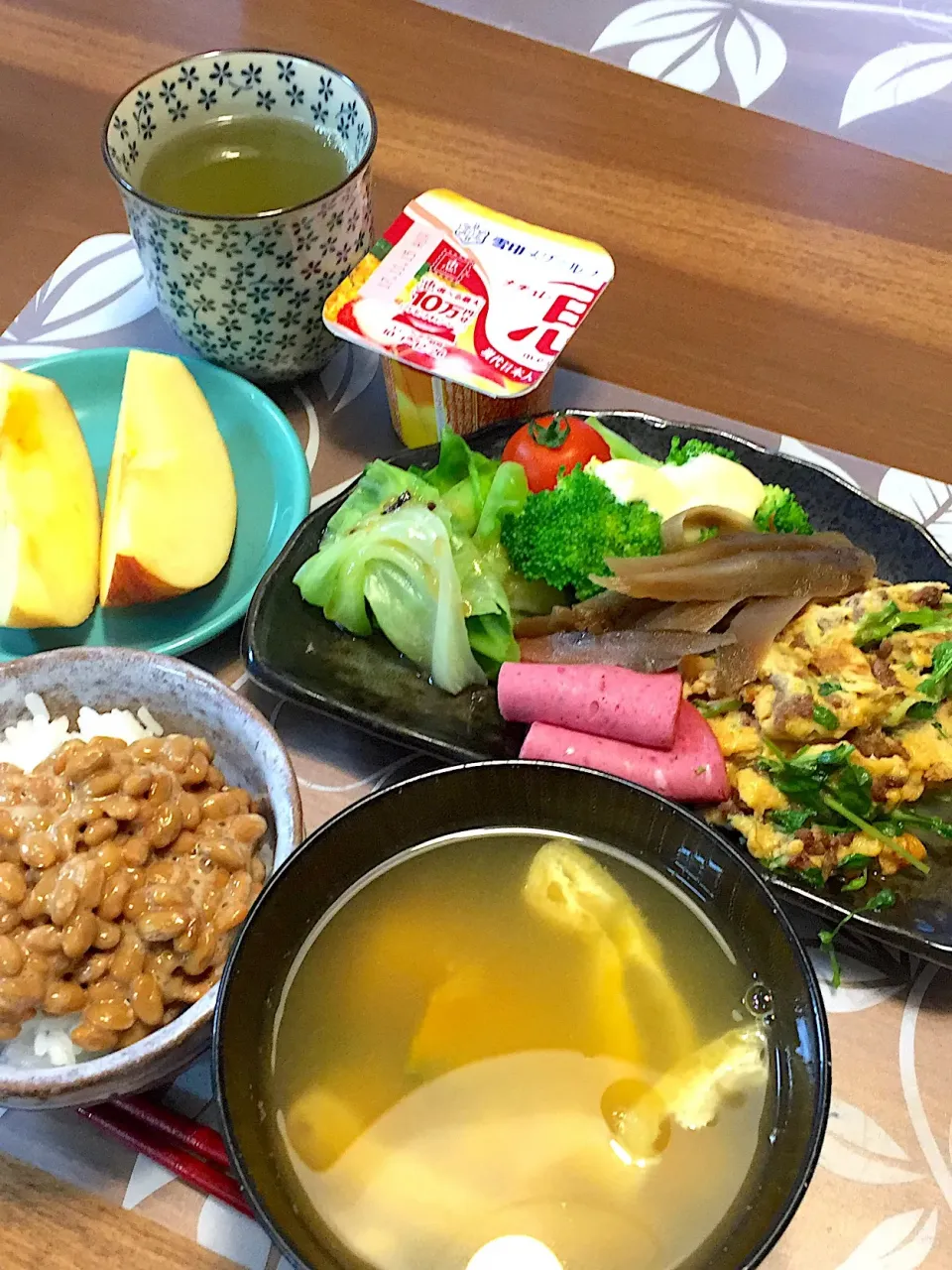 Snapdishの料理写真:朝ごはん
挽肉とネギと豆苗入卵焼き、ハム、きんぴらごぼう、茹でキャベツ、ブロッコリー、プチトマト、かぼちゃとあげの味噌汁、白米、納豆、りんご、桃入ヨーグルト|かよちゃんさん