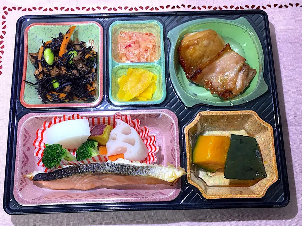 Snapdishの料理写真:チキンのレモン風味ステーキ 日替わり弁当 豊川市豊橋市一部エリア宅配|Naokazu Kuritaさん