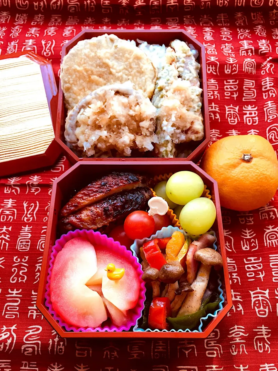 Snapdishの料理写真:#お父さん弁当 #天丼弁当  #紅玉リンゴのコンポート    
 #シャインマスカット #鶏手羽照り焼き  #お父さんの好物|Blueberry🫐さん