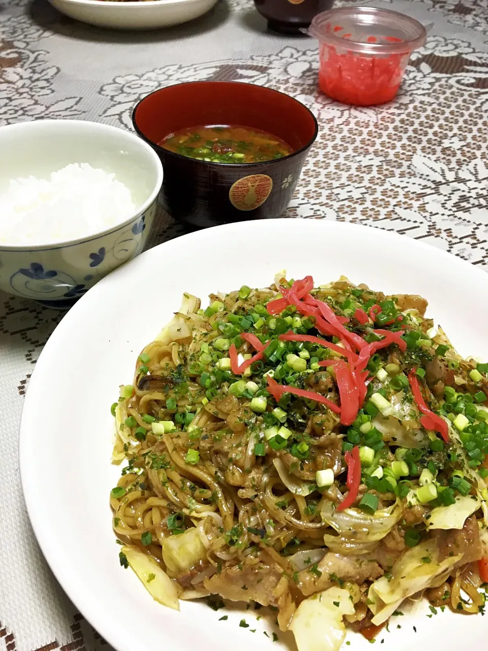 昨夜は手抜きで焼きそばメシ|ヨシヨシさん