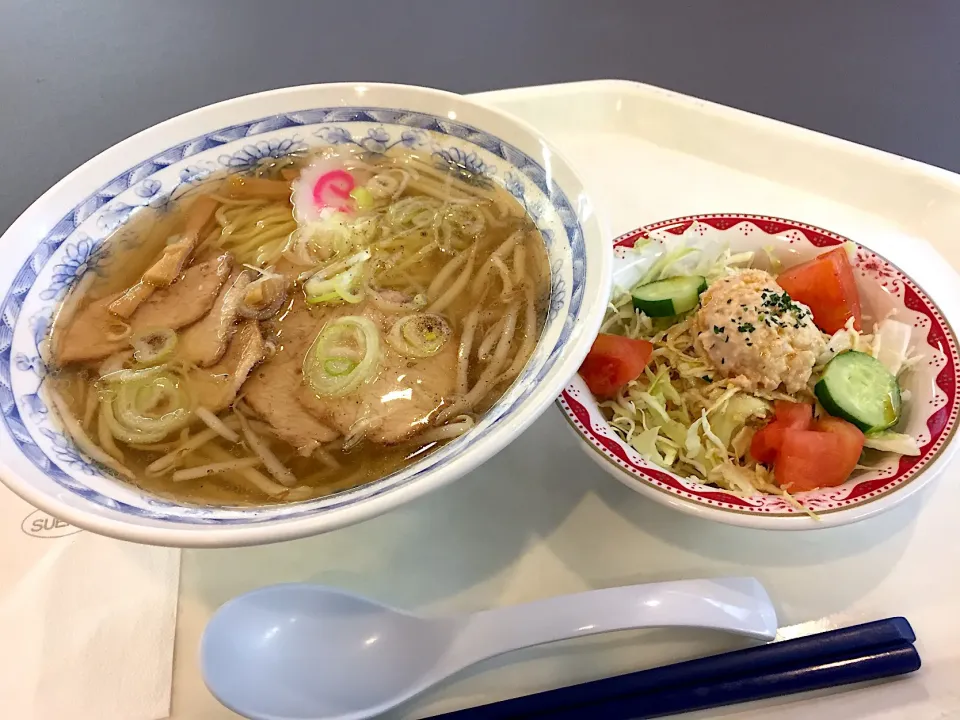 Snapdishの料理写真:塩叉焼麺、ツナとトマトのサラダ|Tadahiko Watanabeさん