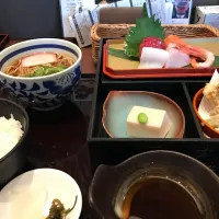 Snapdishの料理写真:お刺身弁当|堀河 史麿さん