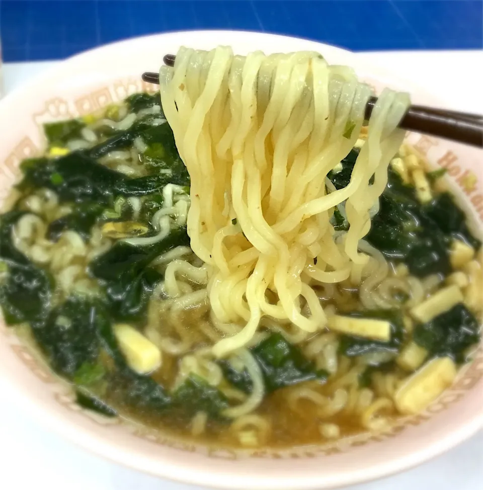 Snapdishの料理写真:Today's  lunch. 電子レンジ調理でわかめラーメン🍜|hoppycowさん