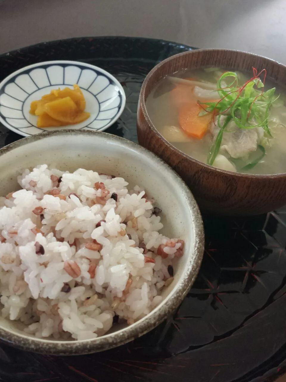 Snapdishの料理写真:古代米 & もち麦入りご飯と豚汁で昼ごはん|おちゃわんさん