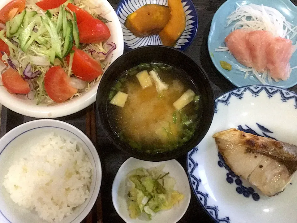 本日の昼食です。鰤の塩焼き、ビンチョウマグロの刺身、南瓜の煮物、サラダ、味噌汁、お漬物、御飯少々です。|詳智　片山さん