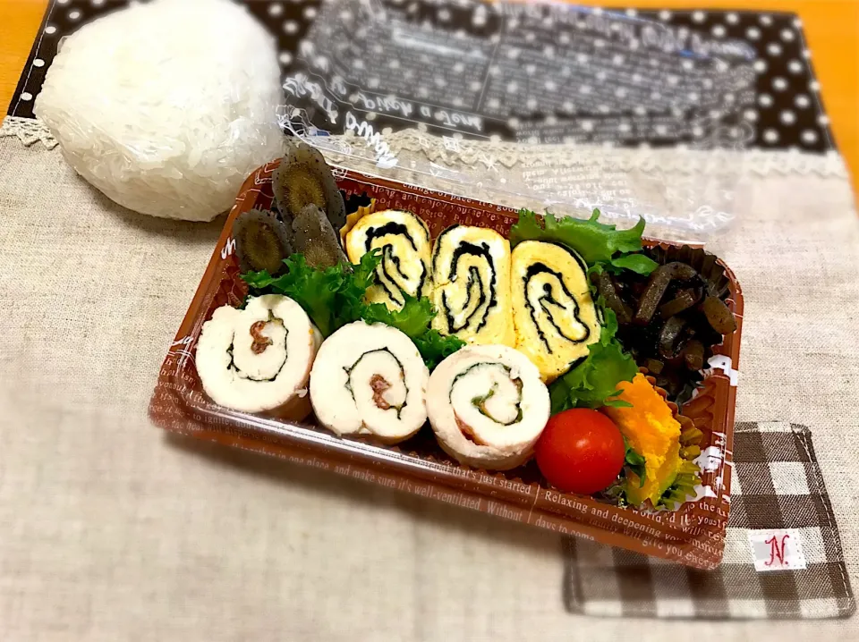 ささみ 大葉 梅🌀🐓
卵焼き＋海苔🌀
ごぼうinこんにゃく✨
かぼちゃ煮🎃
こんにゃく＋ひじき＋人参きんぴら🥕
🍅🍙|あやこさん