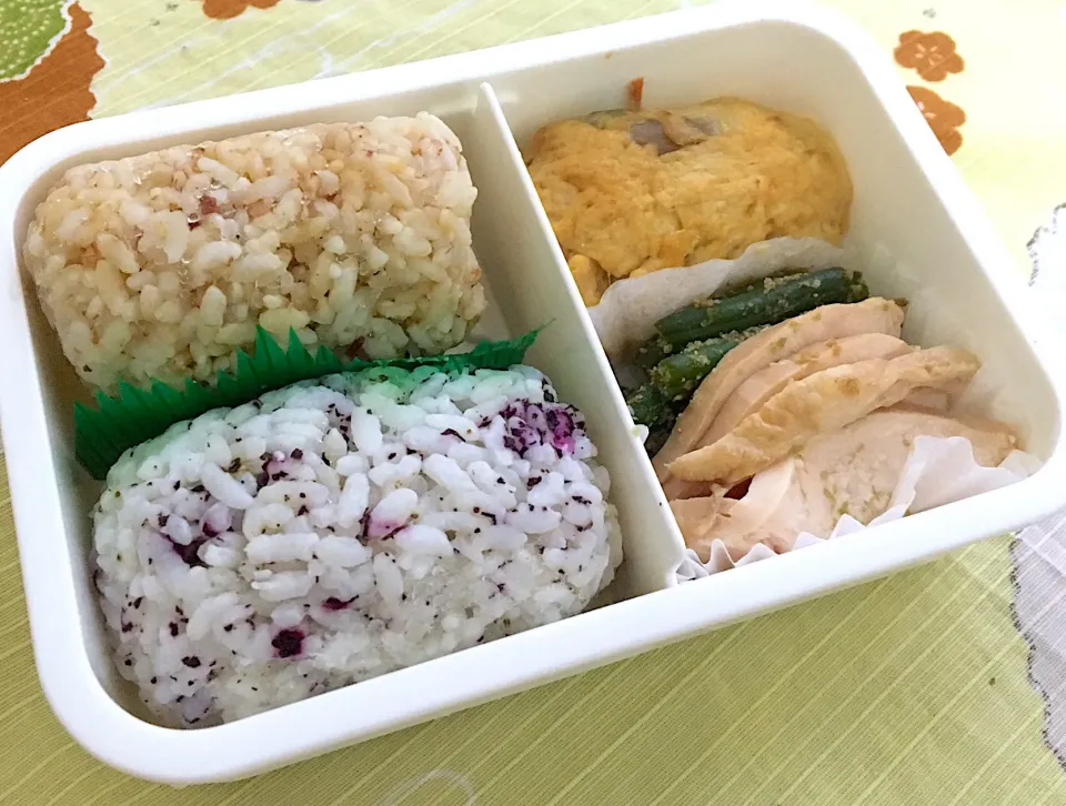 単身赴任の昼ごはん☀️🍴
二色おむすび弁当🍙
俵むすび（ゆかりペッパー、おかかすりゴマ）
きのこ🍄の卵焼き
鶏ロース煮🐔 
インゲン胡麻和え|ぽんたさん