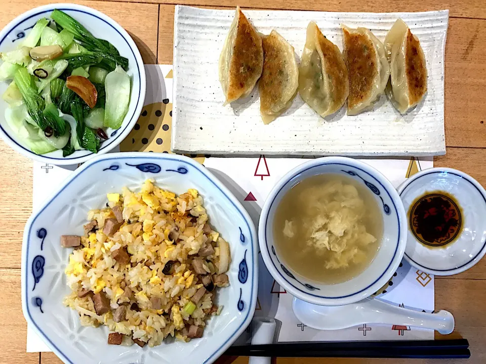 Snapdishの料理写真:パラパラ五目炒飯/ジューシー焼き餃子/中華風 かき玉スープ/チンゲン菜の塩炒め|なちゃんさん