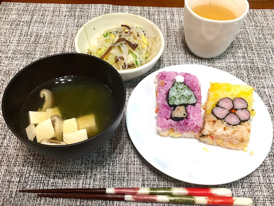 花はな押しずし、とろろのお吸い物、酢の物|kumi♡さん