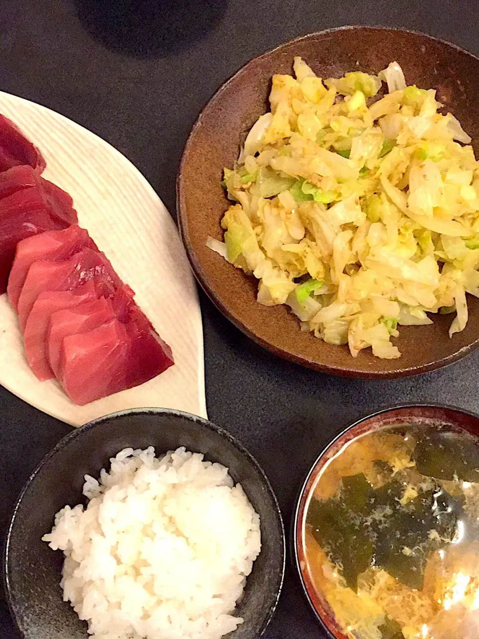 キャベツの胡麻和え & マグロのお刺身 & ワカメと卵のお吸い物|ぺろたんさん