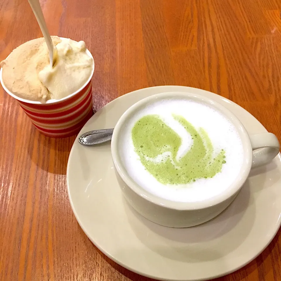 えーじにて！ 抹茶ラテとジェラート☆ ジェラートは栗とミルクティーにしました✨ 口の中が幸せです！ 舞台のチラシも置かせて貰ってます！|るるさん