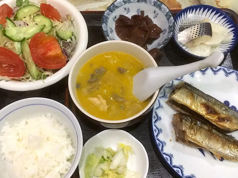 今夜の夕食です。秋刀魚の塩焼き、カブラと鮗の酢じめ、網茸の佃煮、カボチャのシチュー、サラダ、お漬物、御飯少々です。|詳智　片山さん