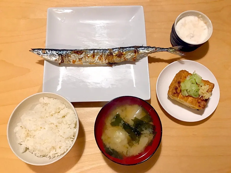 Snapdishの料理写真:秋刀魚の塩焼き#里芋とわかめの味噌汁#カスピ海ヨーグルト#厚揚げ#魚用の皿がなくてなんだか変#夕飯|えりこ　　　      　　 2016.2.14~さん