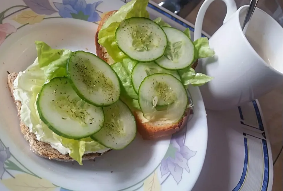 Snapdishの料理写真:💚 Healthy Swiss Breakfast 💚
25g Butterzopf
25g Urdinkelbrot
15g Frischkäse - Freshcheese
8g Butter
7  Thin slices of Cucumber
3 Salad leaves
some Swiss Herb sal|Najeskaさん