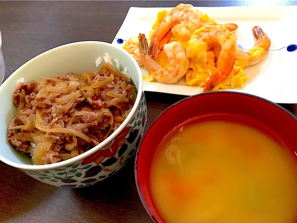 Snapdishの料理写真:牛丼  
海老と卵の炒め物
味噌汁|NAKATAさん