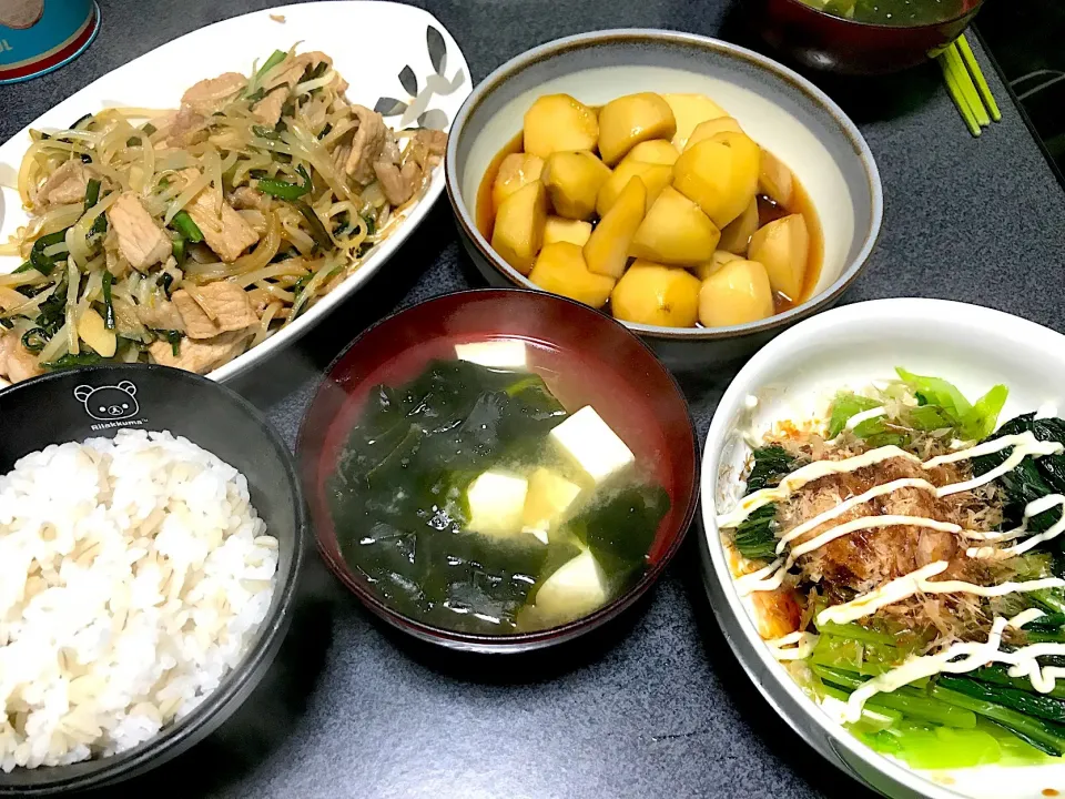 もち麦飯、小松菜、肉もやしニラにんにく生姜焼き、里芋煮っころがし、豆腐ワカメ味噌汁|ms903さん