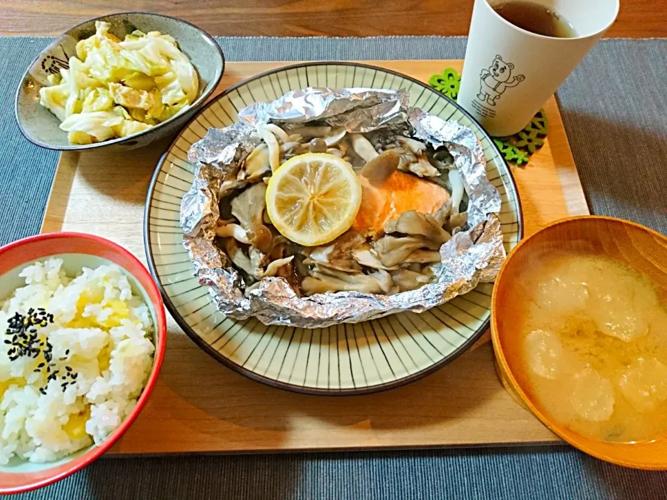 Snapdishの料理写真:鮭ときのこのホイル焼き、じゅわ旨キャベツ、味噌汁、さつまいもご飯|おむすびさん